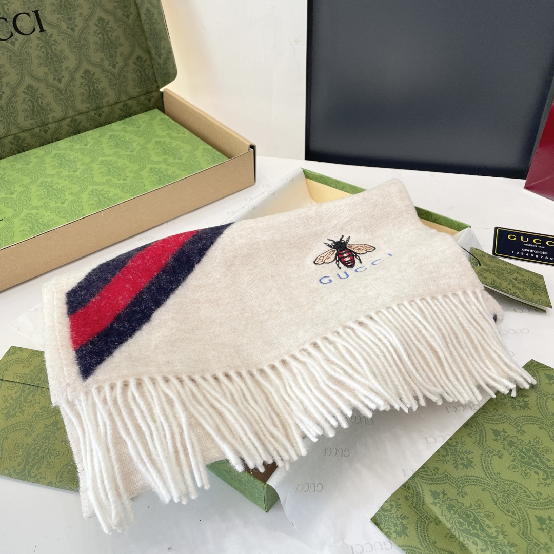 viP推荐👍Gucci专柜最新款‼️。爆款哦 😘💍实物真心美 🎀条纹小蜜蜂🐝💓💃🏻无论设计都是非常到位☀