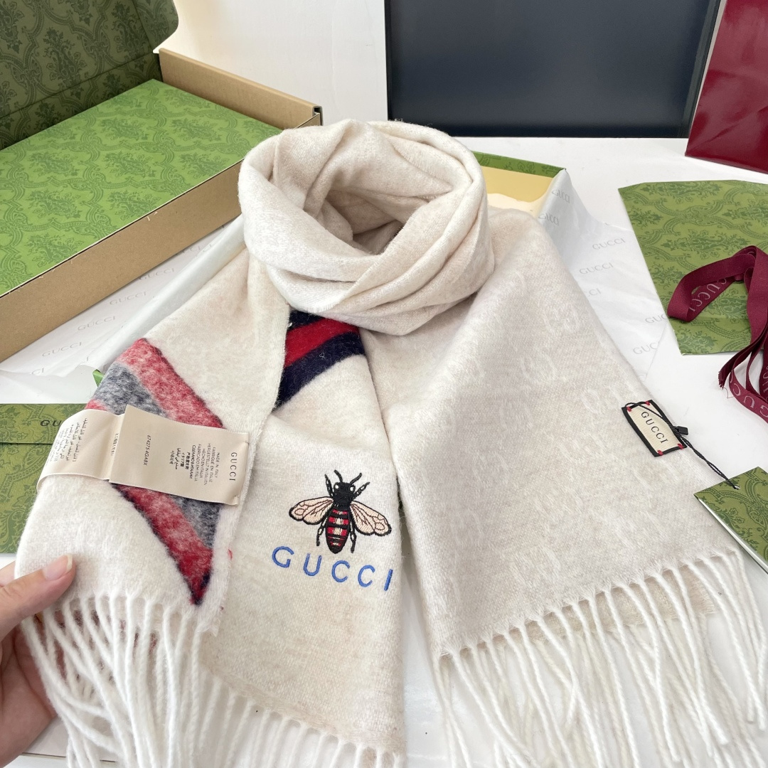 viP推荐👍Gucci专柜最新款‼️。爆款哦 😘💍实物真心美 🎀条纹小蜜蜂🐝💓💃🏻无论设计都是非常到位☀