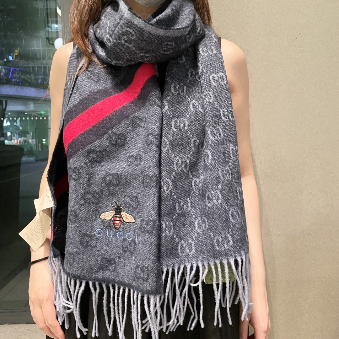 viP推荐👍Gucci专柜最新款‼️。爆款哦 😘💍实物真心美 🎀条纹小蜜蜂🐝💓💃🏻无论设计都是非常到位☀