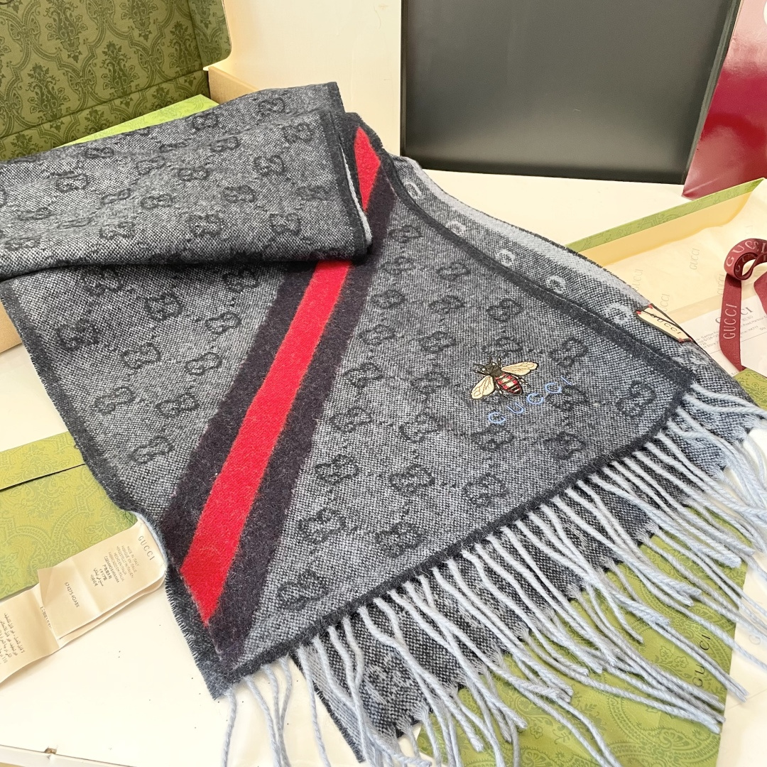 viP推荐👍Gucci专柜最新款‼️。爆款哦 😘💍实物真心美 🎀条纹小蜜蜂🐝💓💃🏻无论设计都是非常到位☀