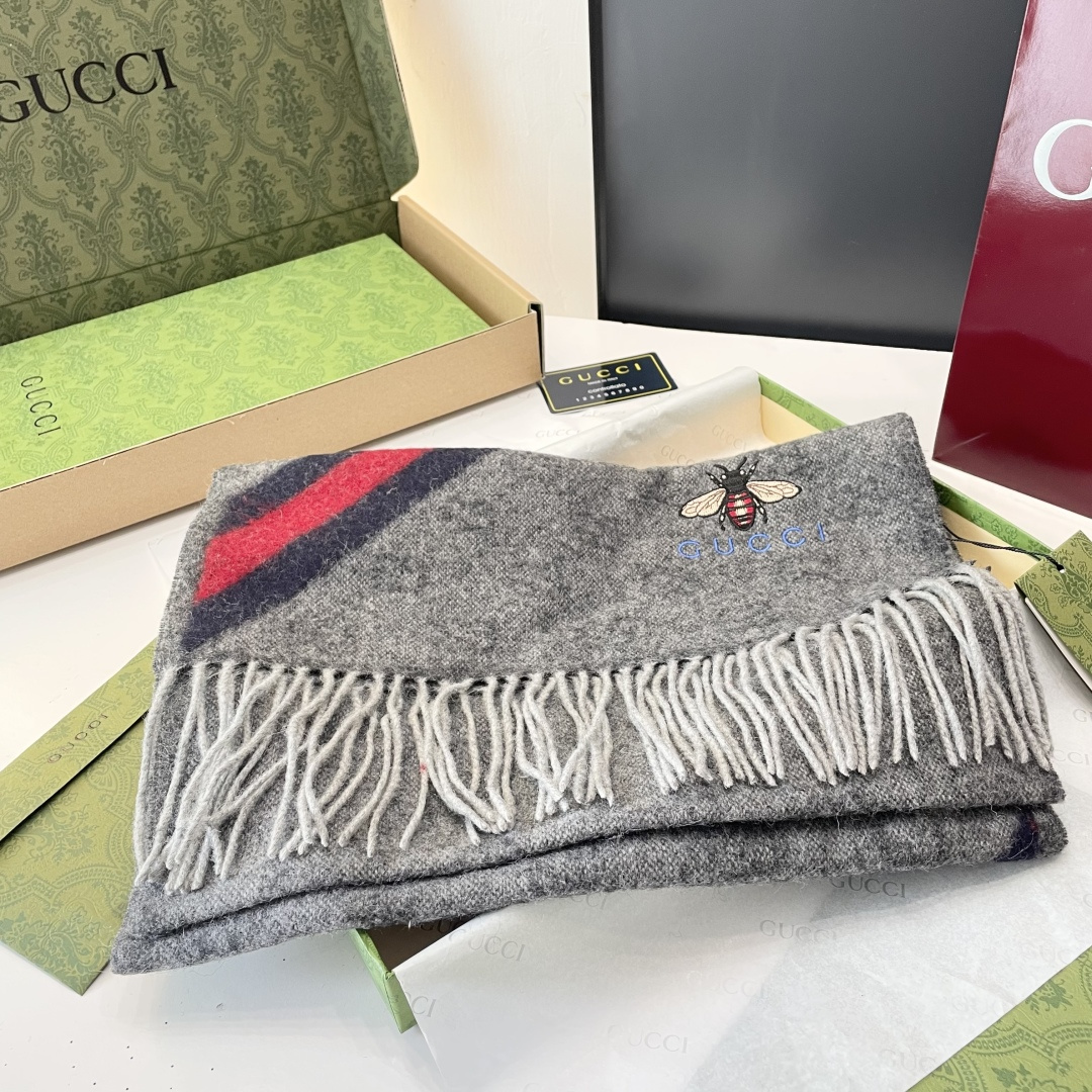 viP推荐👍Gucci专柜最新款‼️。爆款哦 😘💍实物真心美 🎀条纹小蜜蜂🐝💓💃🏻无论设计都是非常到位☀