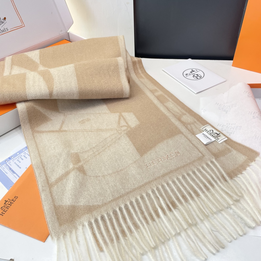 官网同款水波纹水羊绒 爱马仕❗👫同款围巾且买且珍惜羊绒款😍~都是出口订单所以比较难遇❤东西讲究少而精😍好
