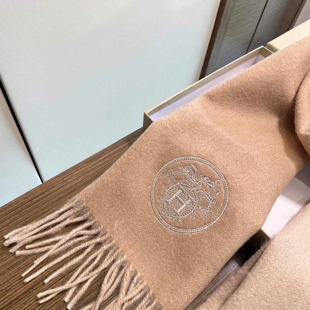 爆款推荐⚠️爱马仕好看到尖叫‼️顶级山羊绒款☀☁️‼️💯非常赞的情侣款围巾💟💟💟此款是专柜限量款👍💋顶级