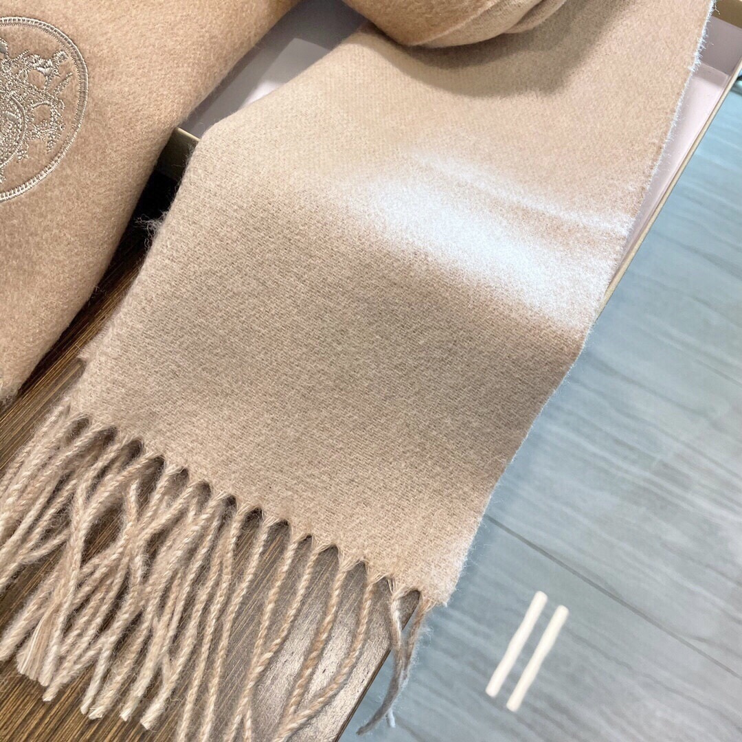 爆款推荐⚠️爱马仕好看到尖叫‼️顶级山羊绒款☀☁️‼️💯非常赞的情侣款围巾💟💟💟此款是专柜限量款👍💋顶级