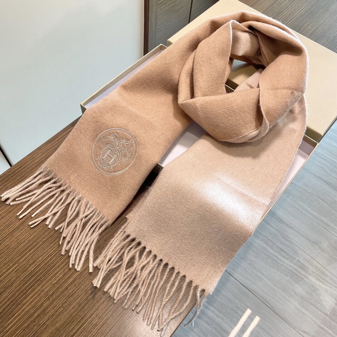 爆款推荐⚠️爱马仕好看到尖叫‼️顶级山羊绒款☀☁️‼️💯非常赞的情侣款围巾💟💟💟此款是专柜限量款👍💋顶级