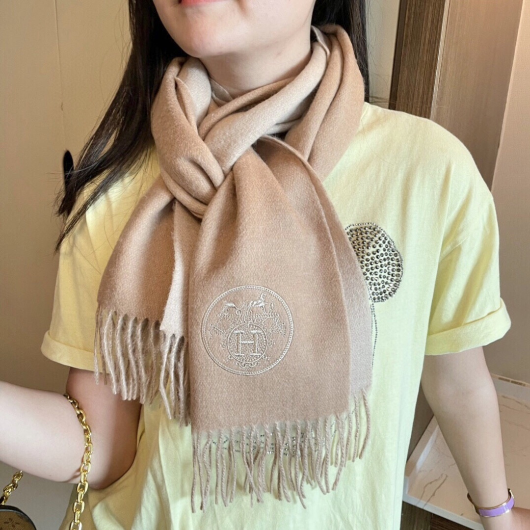 爆款推荐⚠️爱马仕好看到尖叫‼️顶级山羊绒款☀☁️‼️💯非常赞的情侣款围巾💟💟💟此款是专柜限量款👍💋顶级