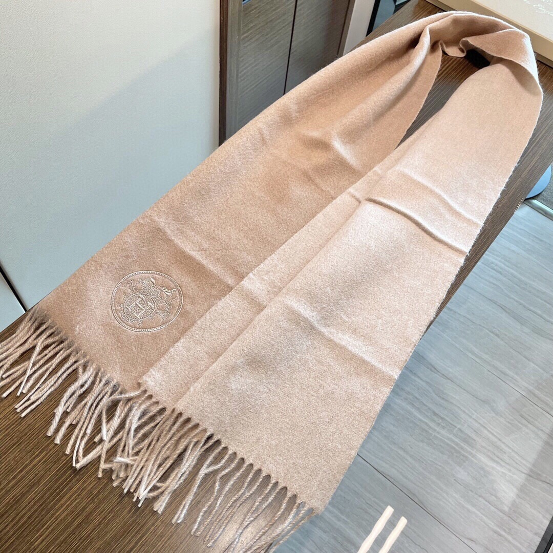 爆款推荐⚠️爱马仕好看到尖叫‼️顶级山羊绒款☀☁️‼️💯非常赞的情侣款围巾💟💟💟此款是专柜限量款👍💋顶级