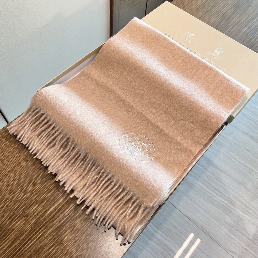 爆款推荐⚠️爱马仕好看到尖叫‼️顶级山羊绒款☀☁️‼️💯非常赞的情侣款围巾💟💟💟此款是专柜限量款👍💋顶级