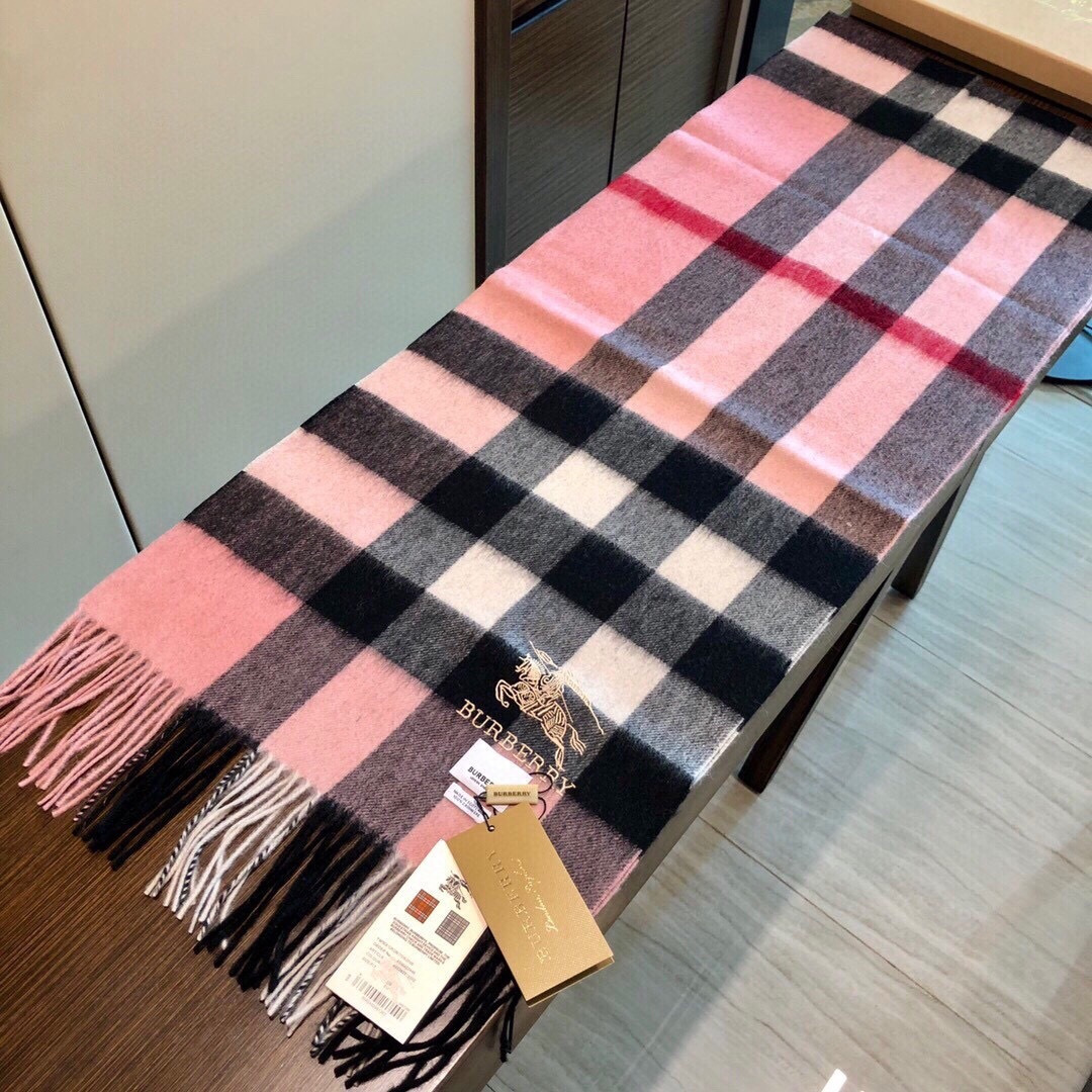 王牌口碑burberry经典羊绒格子围巾‼️专柜最新品相，目前专柜都换上了新标👍经典中的经典.全品相‼️