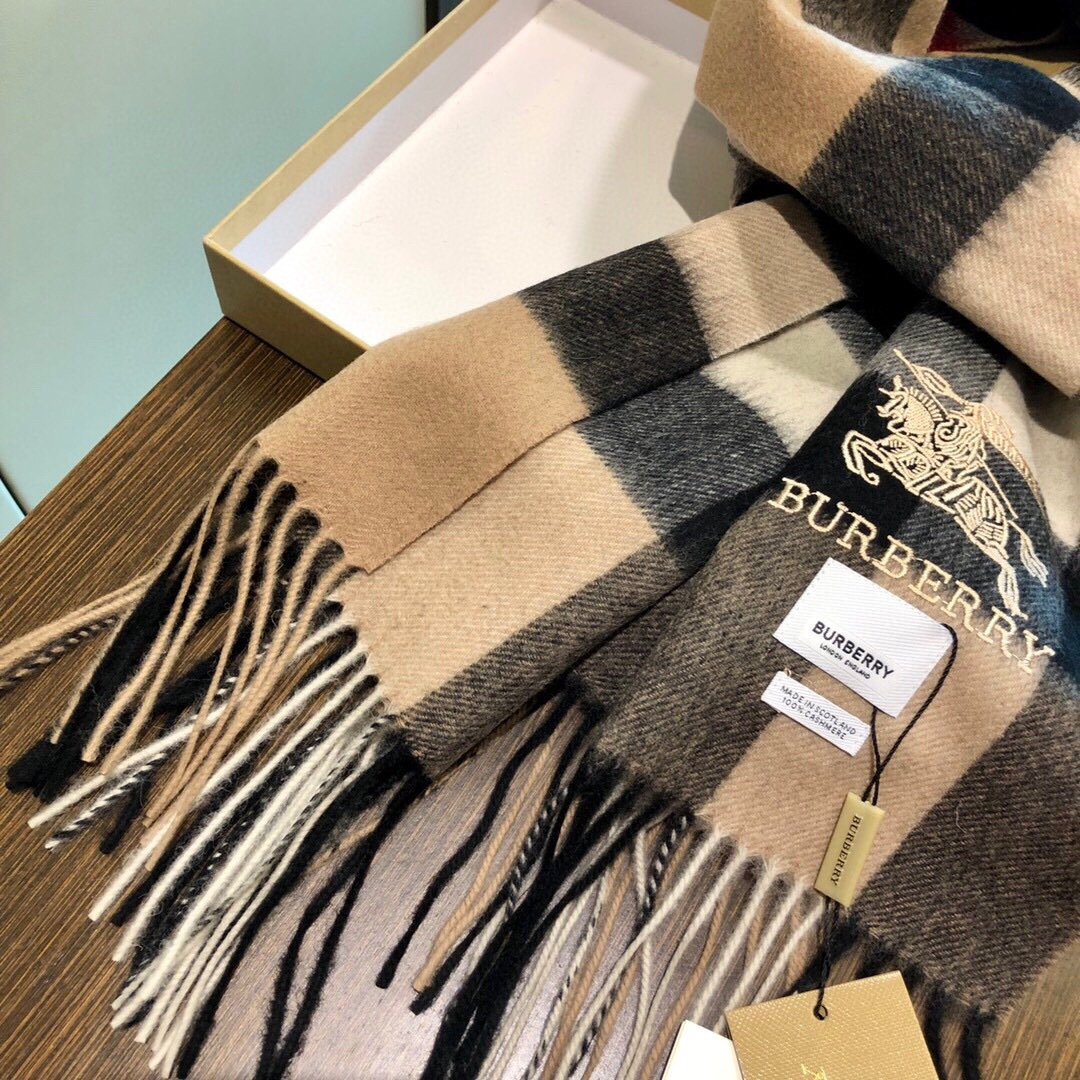 王牌口碑burberry经典羊绒格子围巾‼️专柜最新品相，目前专柜都换上了新标👍经典中的经典.全品相‼️