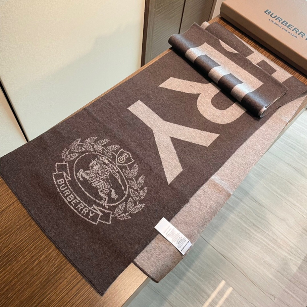 😍viP推荐👍巴宝莉2025专柜最新款围巾【顶级羊绒围巾】。爆款哦 😘💍实物真心美 🎀针织围巾配以精美l