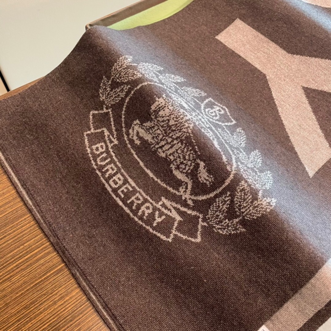 😍viP推荐👍巴宝莉2025专柜最新款围巾【顶级羊绒围巾】。爆款哦 😘💍实物真心美 🎀针织围巾配以精美l