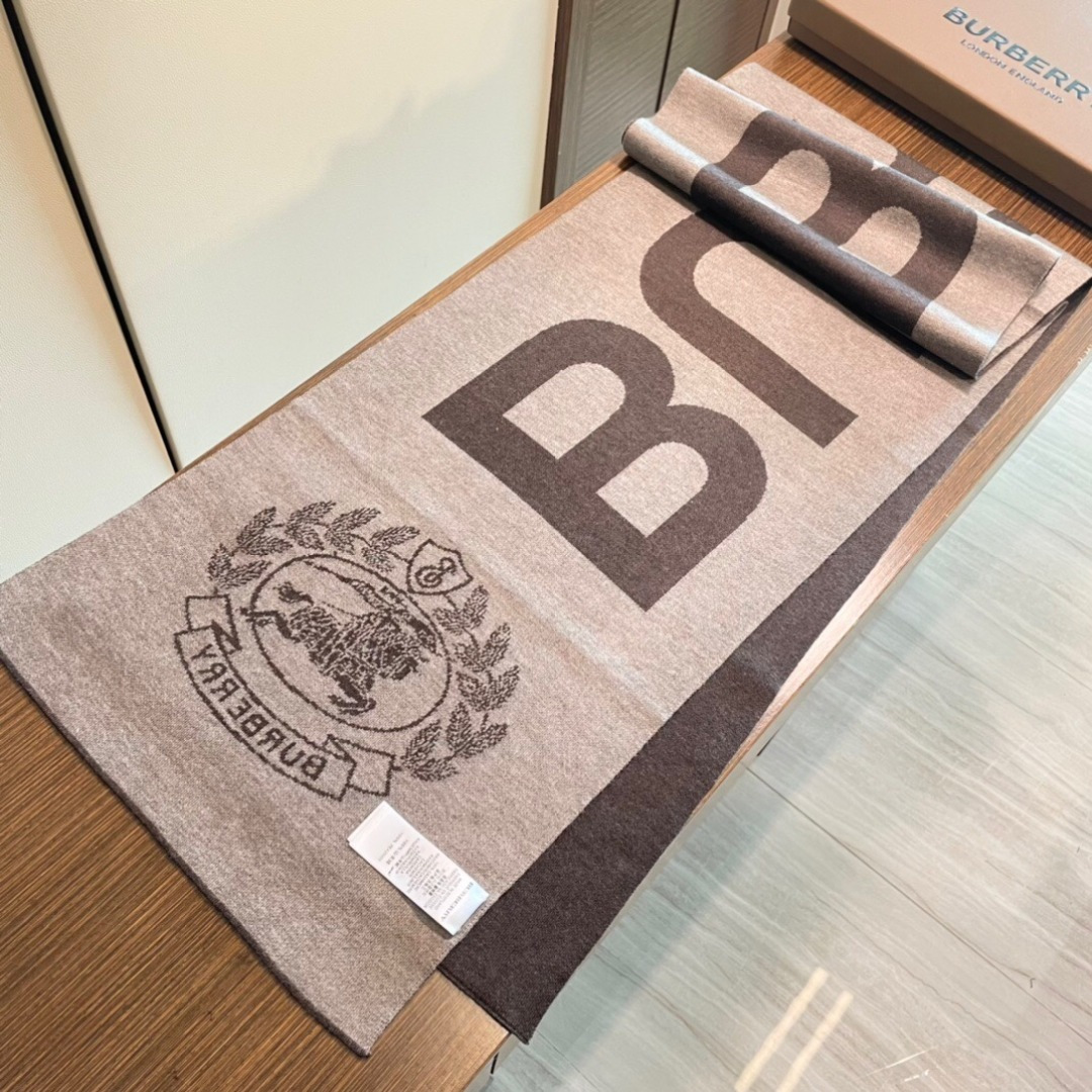 😍viP推荐👍巴宝莉2025专柜最新款围巾【顶级羊绒围巾】。爆款哦 😘💍实物真心美 🎀针织围巾配以精美l