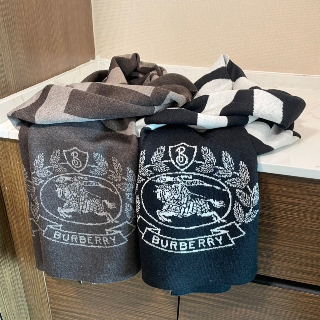 😍viP推荐👍巴宝莉2025专柜最新款围巾【顶级羊绒围巾】。爆款哦 😘💍实物真心美 🎀针织围巾配以精美l