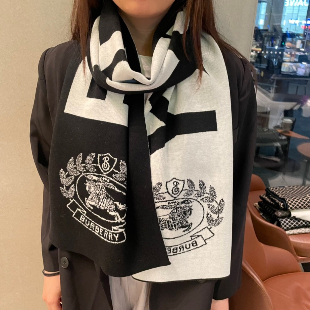 😍viP推荐👍巴宝莉2025专柜最新款围巾【顶级羊绒围巾】。爆款哦 😘💍实物真心美 🎀针织围巾配以精美l