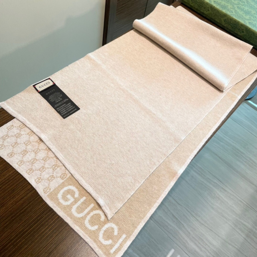 爆款到货古奇男女通用针织围巾👑柔和舒适的羊毛带来今季最温暖贴心呵护❤️最顶级的品质❤️羊绒线织出漂亮精致