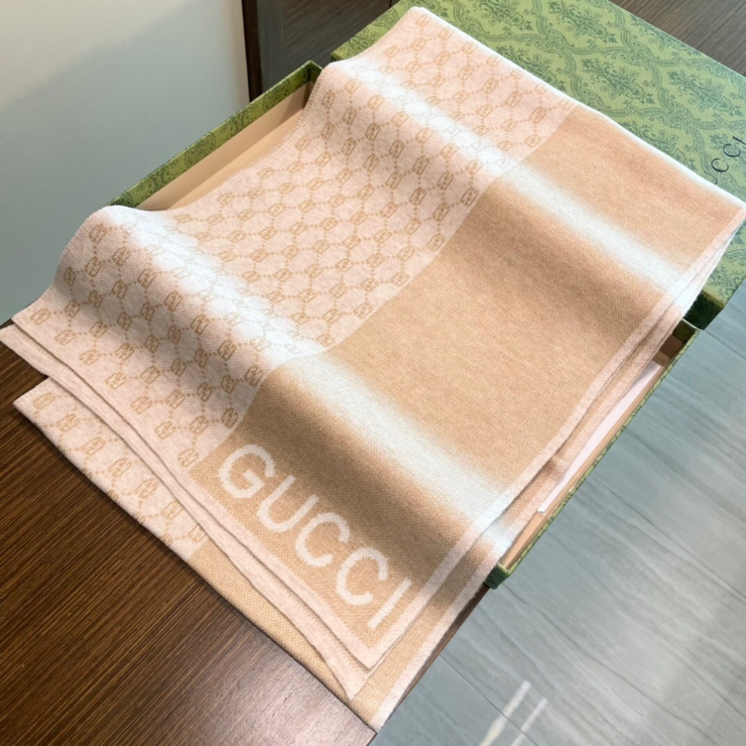 爆款到货古奇男女通用针织围巾👑柔和舒适的羊毛带来今季最温暖贴心呵护❤️最顶级的品质❤️羊绒线织出漂亮精致