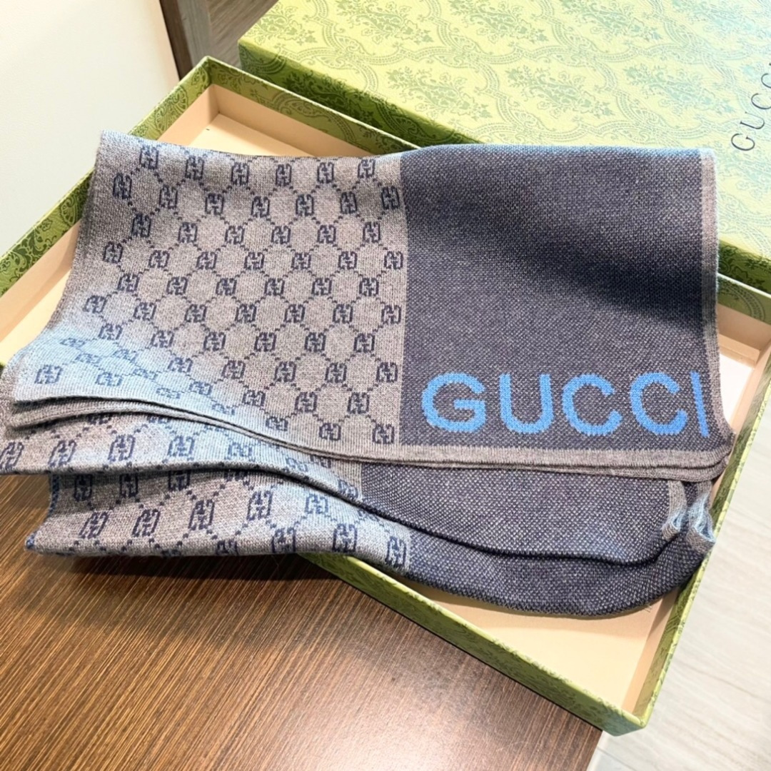 爆款到货古奇男女通用针织围巾👑柔和舒适的羊毛带来今季最温暖贴心呵护❤️最顶级的品质❤️羊绒线织出漂亮精致