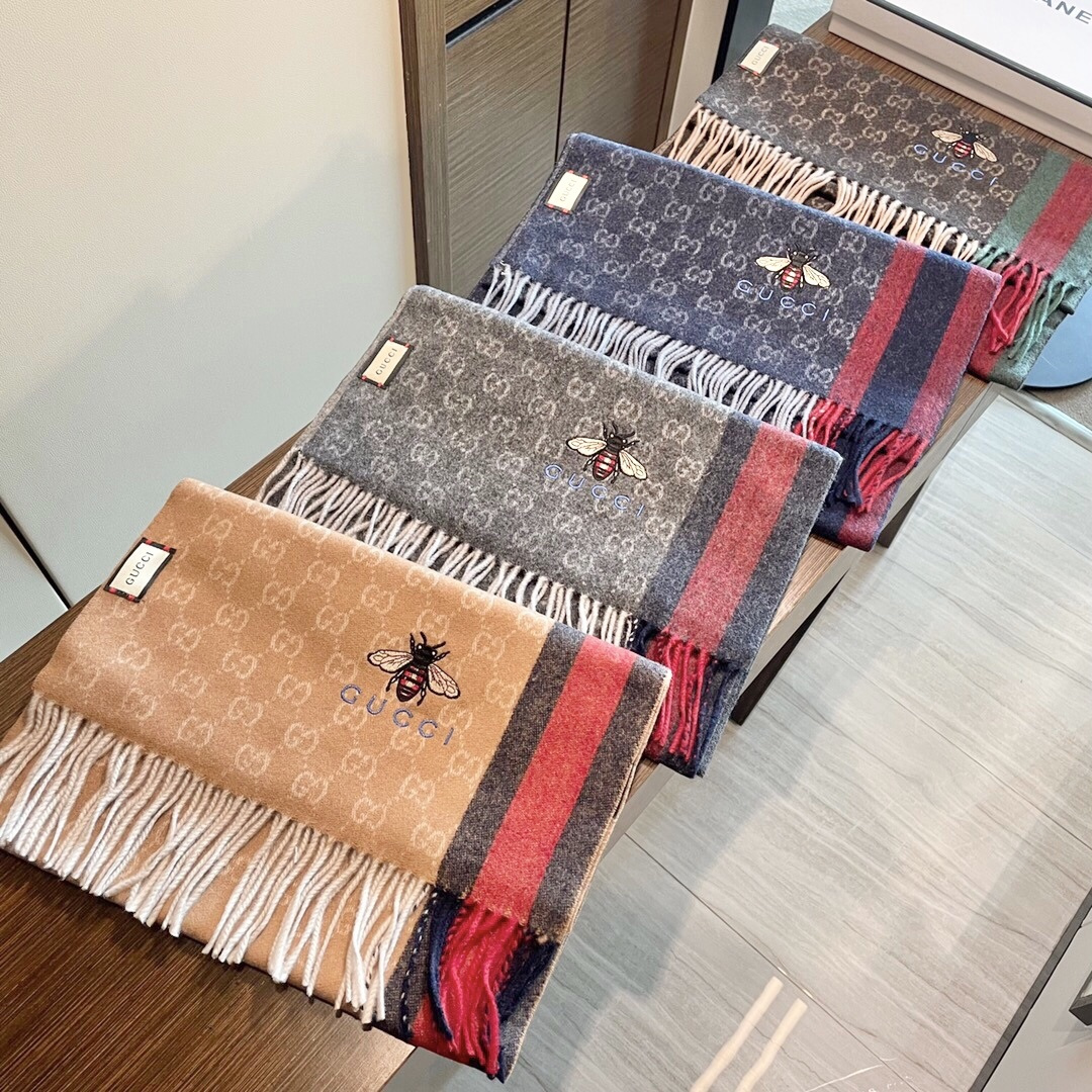 Gucci最新情侣款🐝精选高原山羊绒💪🏻打造今年秋冬最美的💁 拼色的条纹设计💋搭配时下最流行的小蜜蜂元素