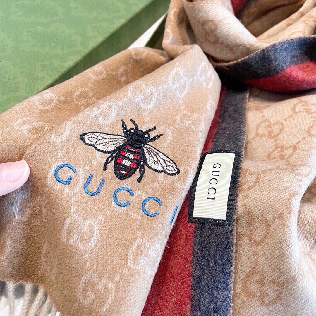 Gucci最新情侣款🐝精选高原山羊绒💪🏻打造今年秋冬最美的💁 拼色的条纹设计💋搭配时下最流行的小蜜蜂元素