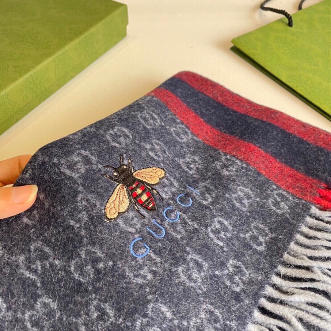 Gucci最新情侣款🐝精选高原山羊绒💪🏻打造今年秋冬最美的💁 拼色的条纹设计💋搭配时下最流行的小蜜蜂元素