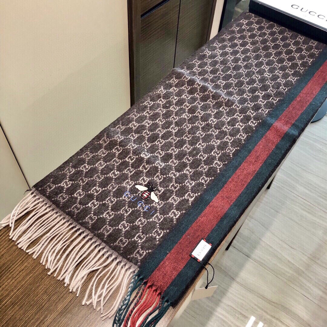 Gucci最新情侣款🐝精选高原山羊绒💪🏻打造今年秋冬最美的💁 拼色的条纹设计💋搭配时下最流行的小蜜蜂元素