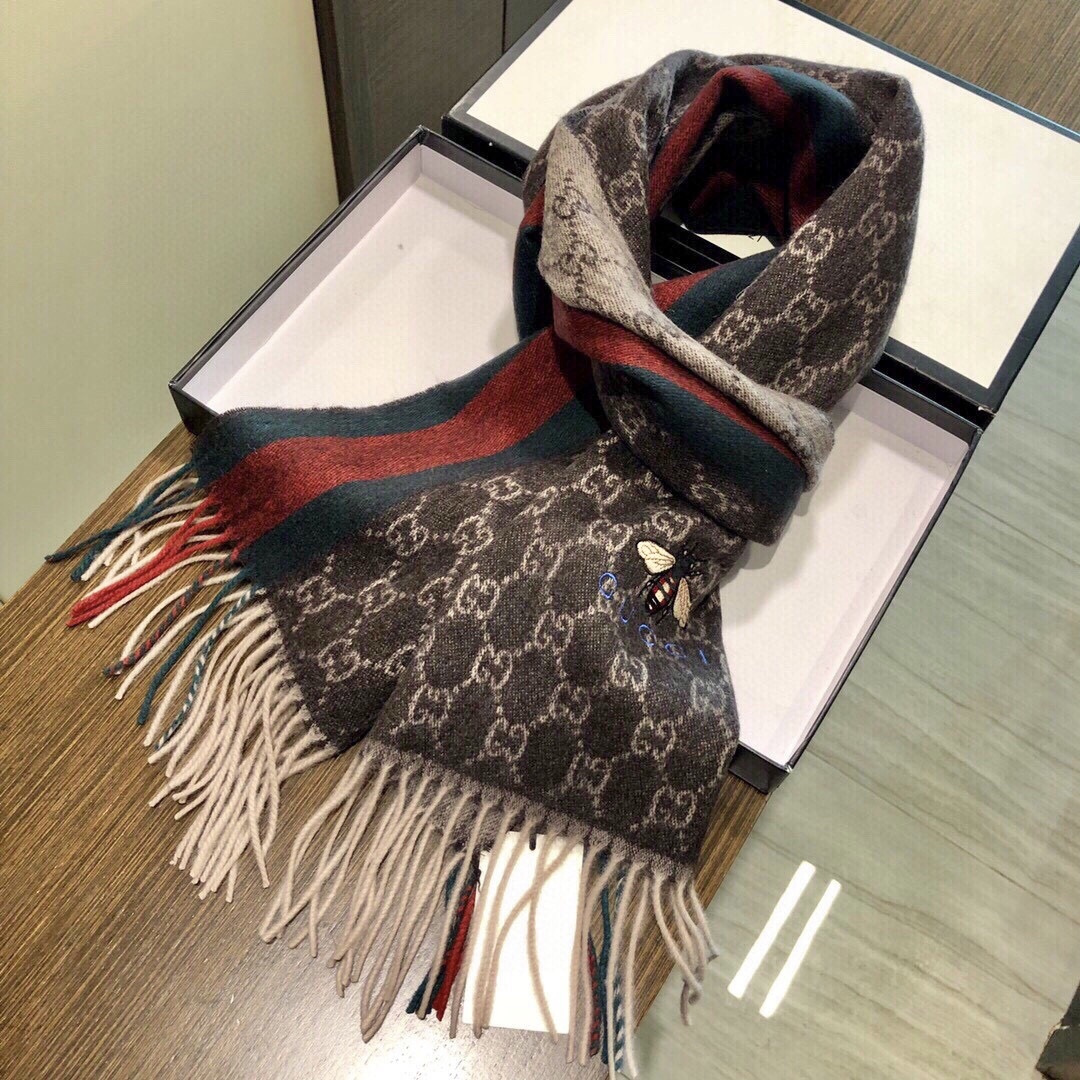 Gucci最新情侣款🐝精选高原山羊绒💪🏻打造今年秋冬最美的💁 拼色的条纹设计💋搭配时下最流行的小蜜蜂元素