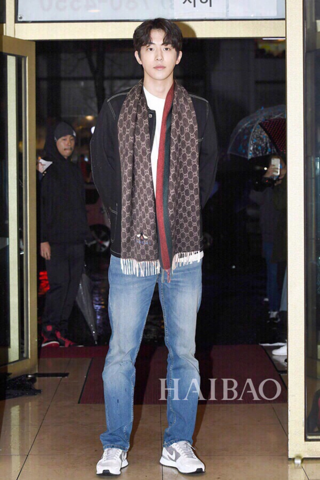 Gucci最新情侣款🐝精选高原山羊绒💪🏻打造今年秋冬最美的💁 拼色的条纹设计💋搭配时下最流行的小蜜蜂元素