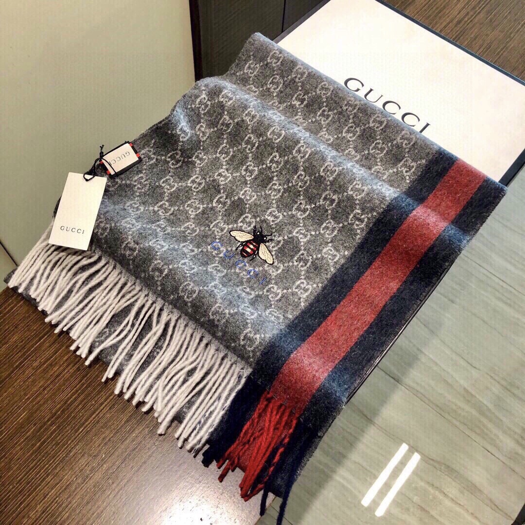 Gucci最新情侣款🐝精选高原山羊绒💪🏻打造今年秋冬最美的💁 拼色的条纹设计💋搭配时下最流行的小蜜蜂元素