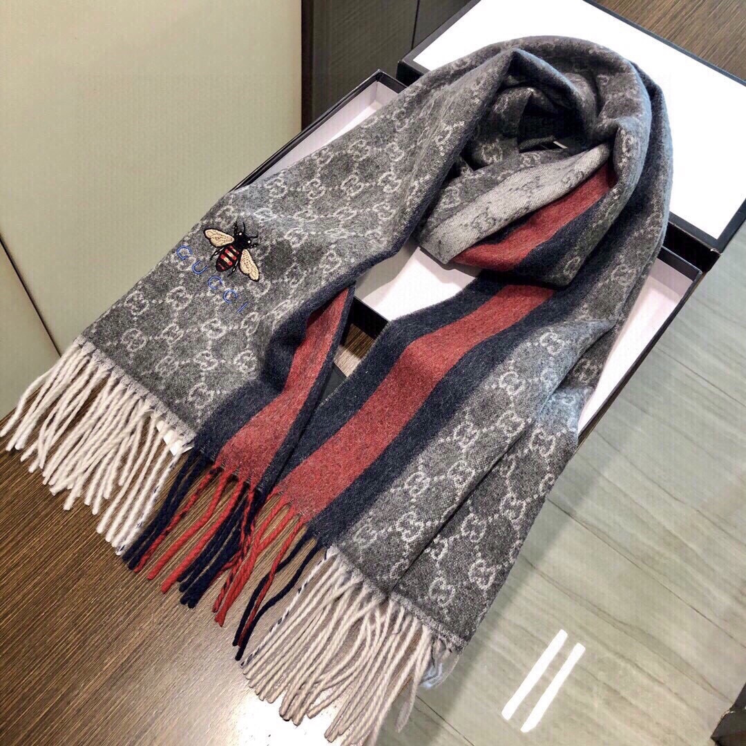 Gucci最新情侣款🐝精选高原山羊绒💪🏻打造今年秋冬最美的💁 拼色的条纹设计💋搭配时下最流行的小蜜蜂元素