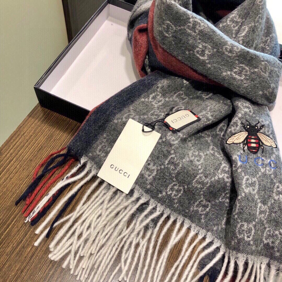 Gucci最新情侣款🐝精选高原山羊绒💪🏻打造今年秋冬最美的💁 拼色的条纹设计💋搭配时下最流行的小蜜蜂元素