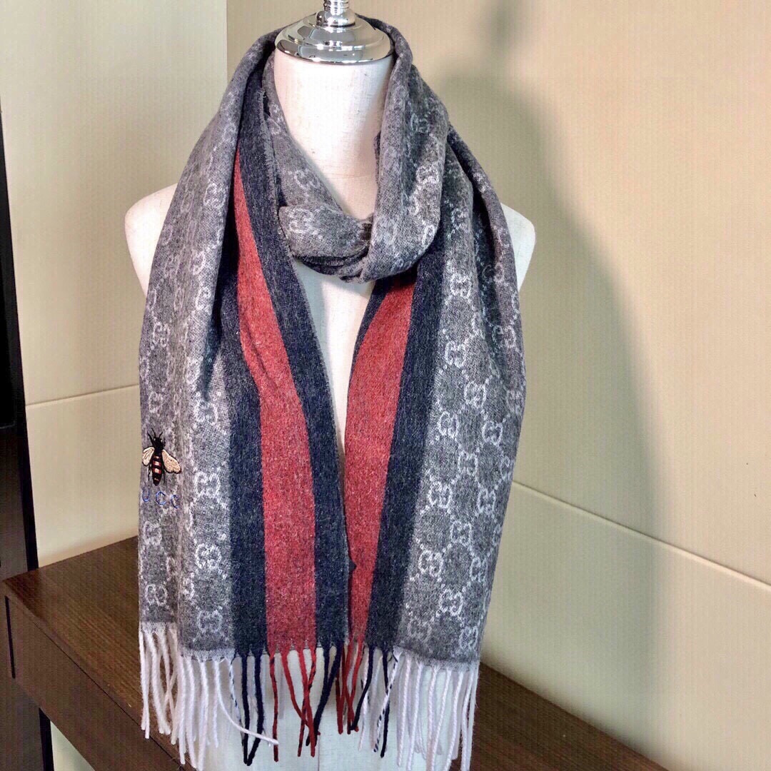 Gucci最新情侣款🐝精选高原山羊绒💪🏻打造今年秋冬最美的💁 拼色的条纹设计💋搭配时下最流行的小蜜蜂元素