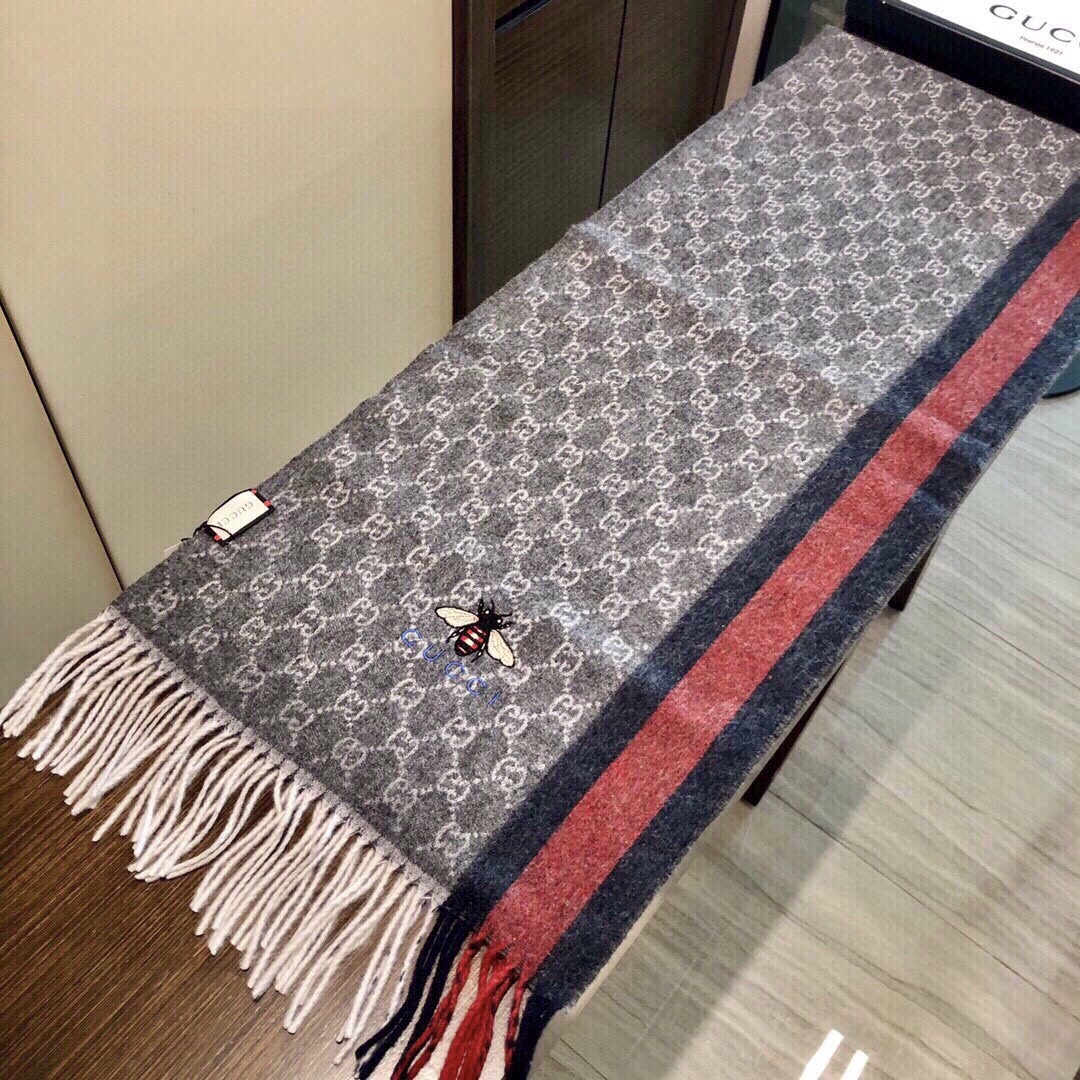 Gucci最新情侣款🐝精选高原山羊绒💪🏻打造今年秋冬最美的💁 拼色的条纹设计💋搭配时下最流行的小蜜蜂元素