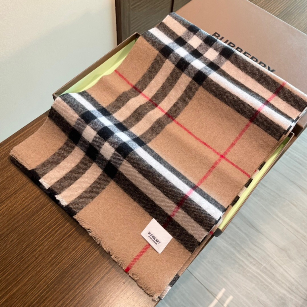 burberry专柜短须边经典羊绒格子围巾！！真香系列必入推荐！专柜最新品相，目前专柜都换上了四角缝白标