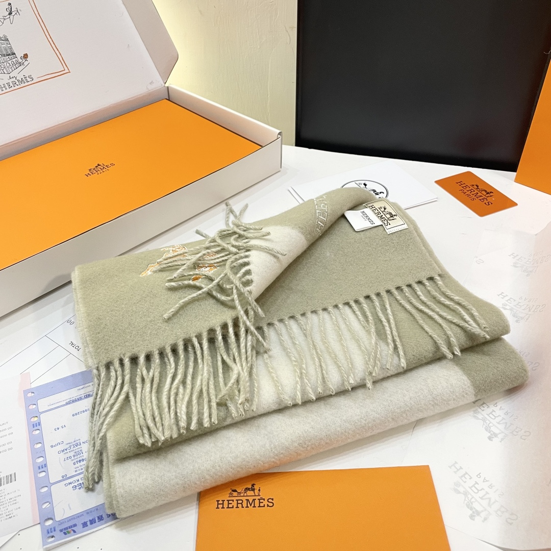冲动秒杀款 爱马仕❗️男女👫同款双面围巾且买且珍惜羊绒款😍~都是出口订单所以比较难遇❤️东西讲究少而精😍