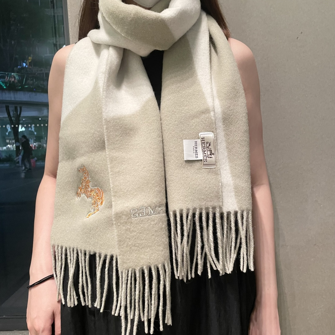 冲动秒杀款 爱马仕❗️男女👫同款双面围巾且买且珍惜羊绒款😍~都是出口订单所以比较难遇❤️东西讲究少而精😍