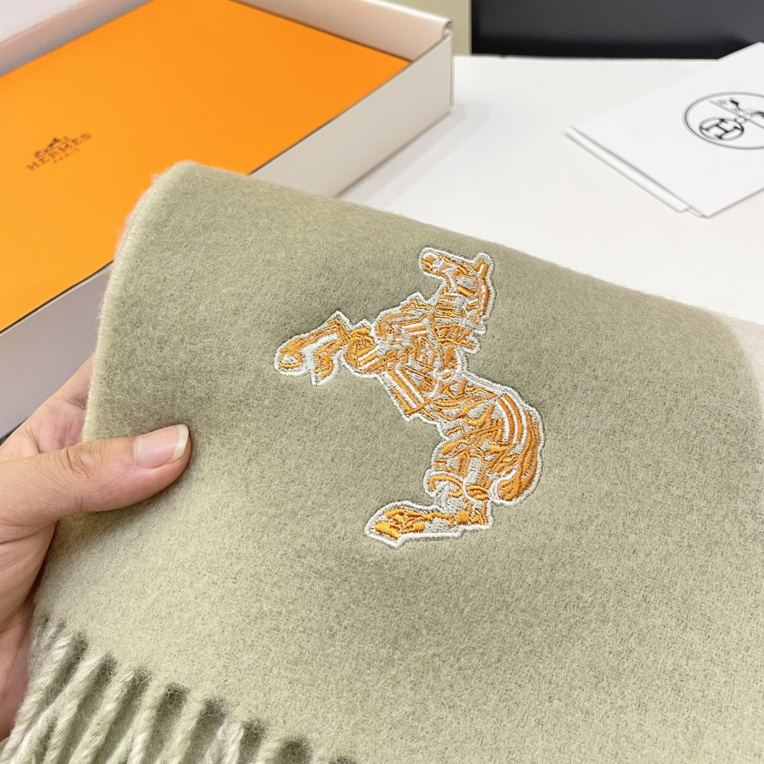 冲动秒杀款 爱马仕❗️男女👫同款双面围巾且买且珍惜羊绒款😍~都是出口订单所以比较难遇❤️东西讲究少而精😍