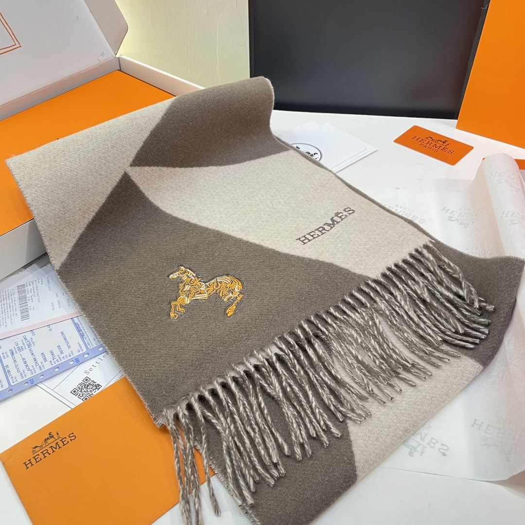 冲动秒杀款 爱马仕❗️男女👫同款双面围巾且买且珍惜羊绒款😍~都是出口订单所以比较难遇❤️东西讲究少而精😍