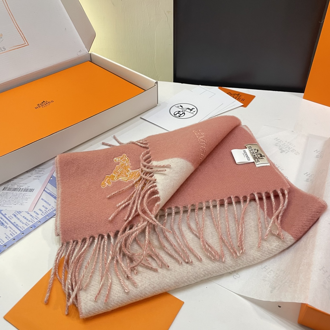 冲动秒杀款 爱马仕❗️男女👫同款双面围巾且买且珍惜羊绒款😍~都是出口订单所以比较难遇❤️东西讲究少而精😍
