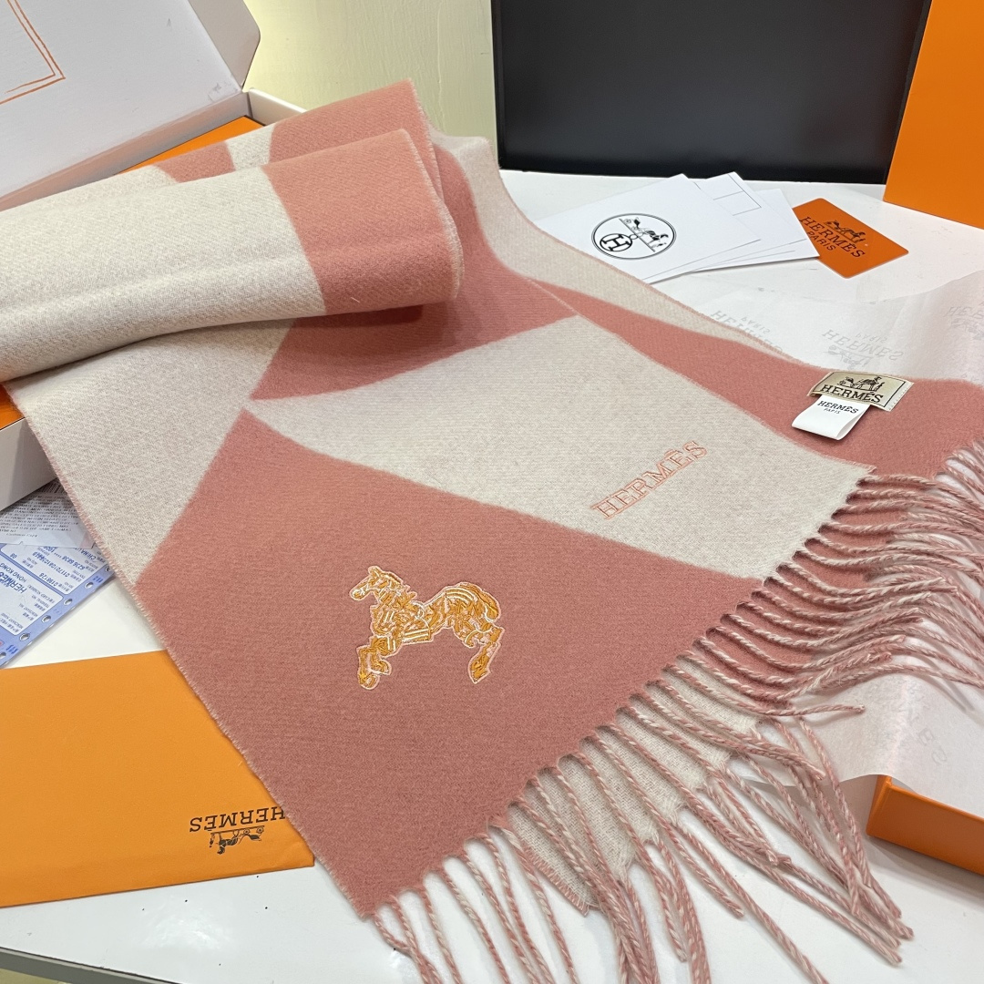 冲动秒杀款 爱马仕❗️男女👫同款双面围巾且买且珍惜羊绒款😍~都是出口订单所以比较难遇❤️东西讲究少而精😍