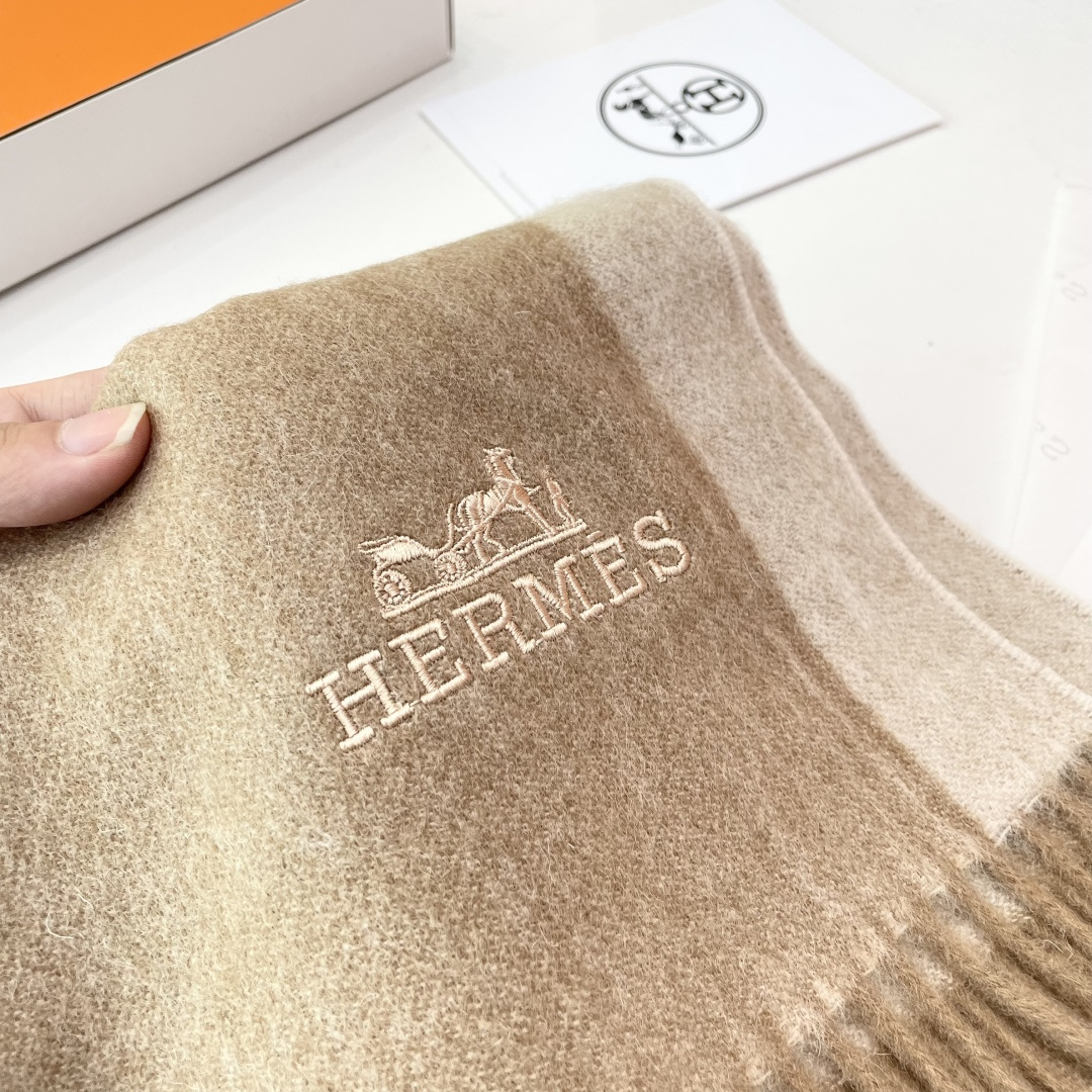 爆款推荐⚠️爱马仕好看到尖叫‼️顶级山羊绒款☀☁️‼️💯非常赞的情侣款围巾💟💟💟此款是专柜限量款👍💋顶级