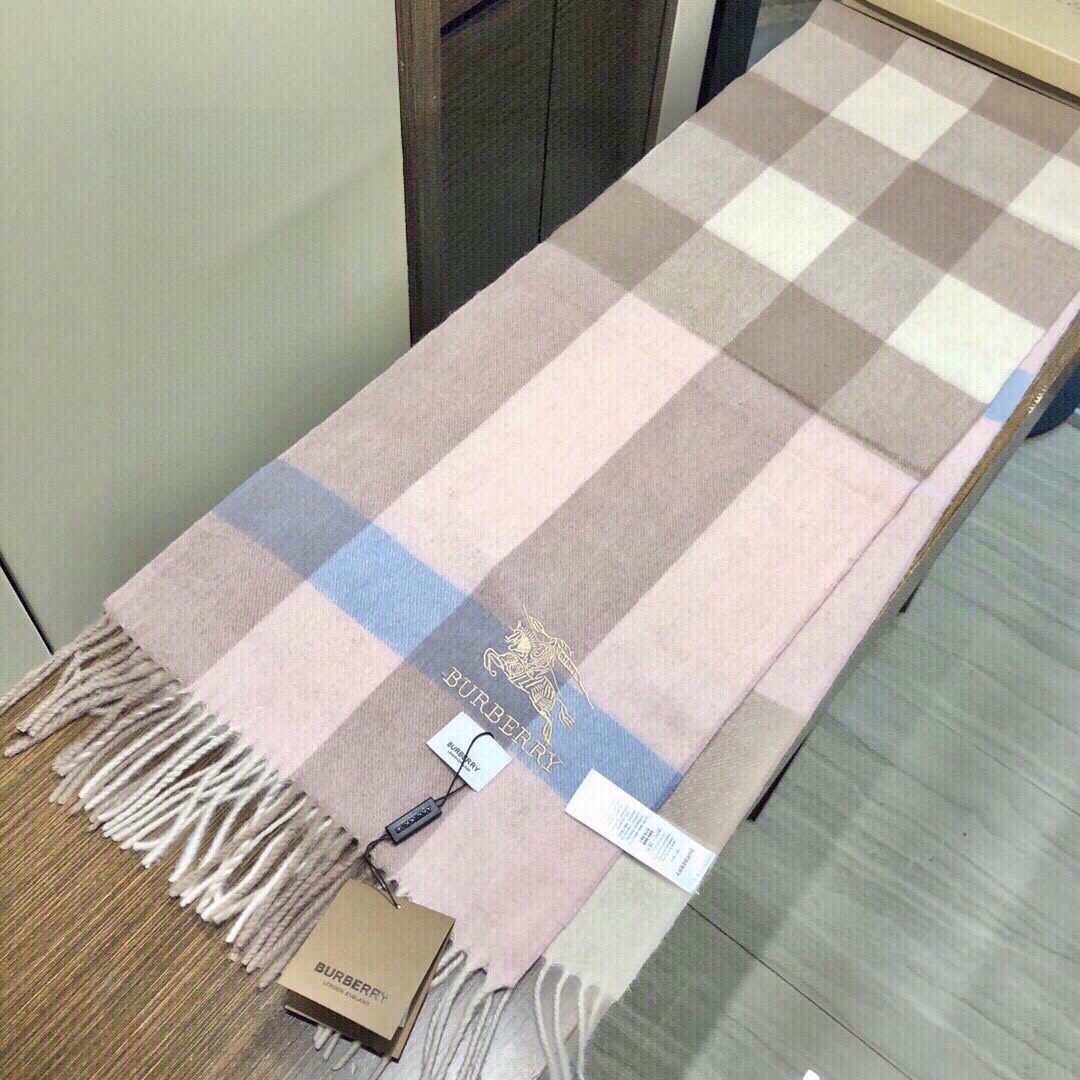 爆款大量现货 放心上图 巴宝利国际品牌时尚男士围巾上市。。✨霸气休闲为一体[鼓掌][鼓掌]顶级羊绒+精细