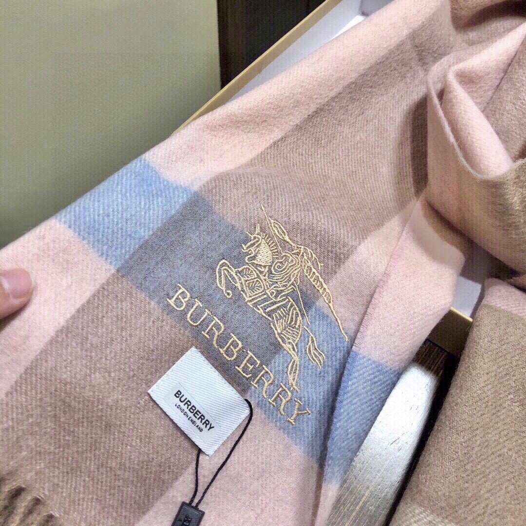 爆款大量现货 放心上图 巴宝利国际品牌时尚男士围巾上市。。✨霸气休闲为一体[鼓掌][鼓掌]顶级羊绒+精细