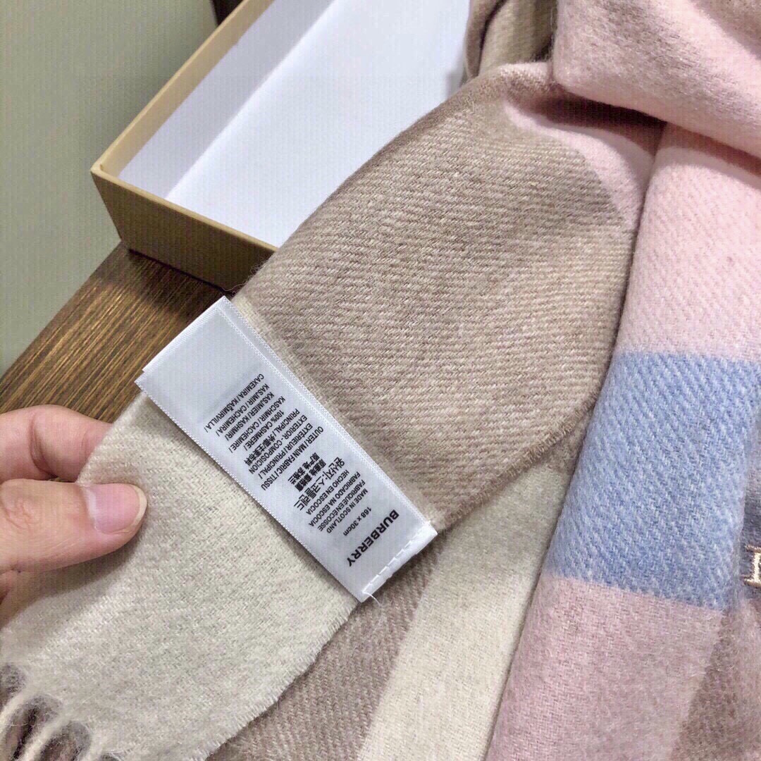 爆款大量现货 放心上图 巴宝利国际品牌时尚男士围巾上市。。✨霸气休闲为一体[鼓掌][鼓掌]顶级羊绒+精细