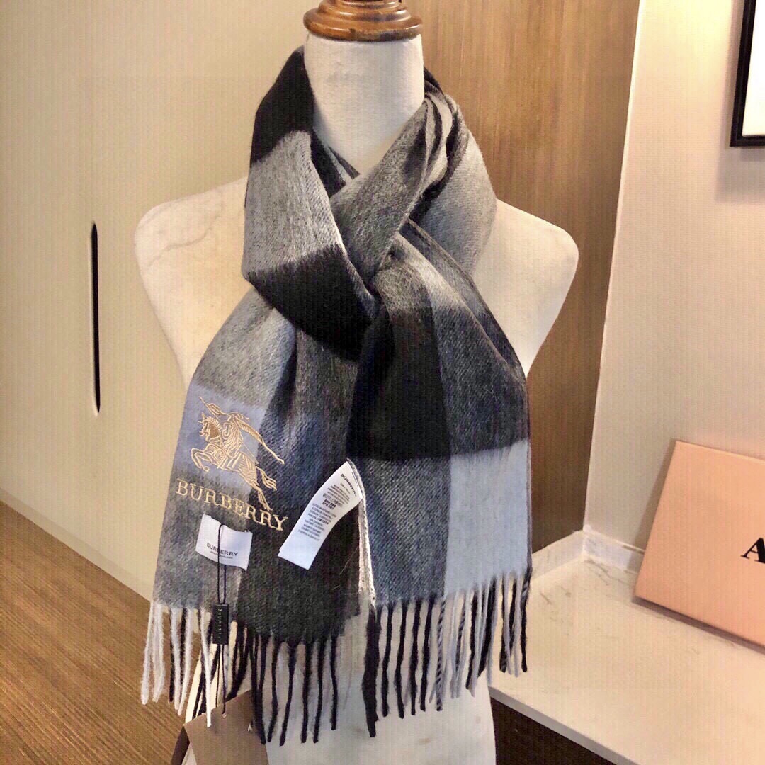 爆款大量现货 放心上图 巴宝利国际品牌时尚男士围巾上市。。✨霸气休闲为一体[鼓掌][鼓掌]顶级羊绒+精细