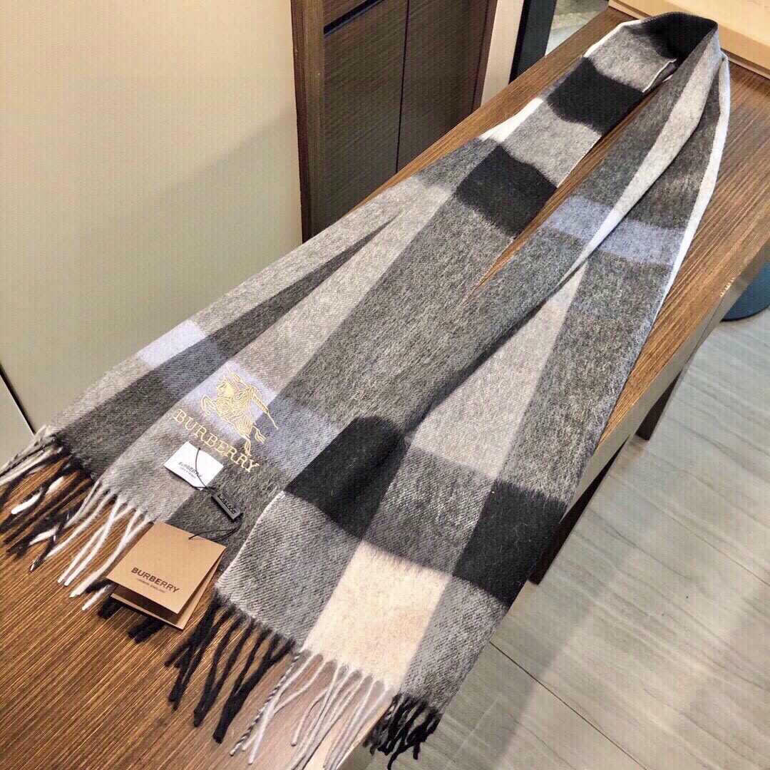 爆款大量现货 放心上图 巴宝利国际品牌时尚男士围巾上市。。✨霸气休闲为一体[鼓掌][鼓掌]顶级羊绒+精细