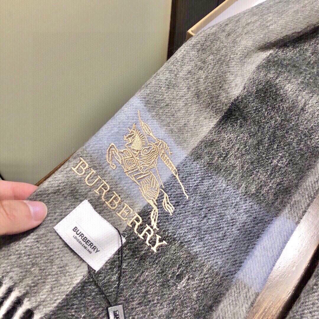 爆款大量现货 放心上图 巴宝利国际品牌时尚男士围巾上市。。✨霸气休闲为一体[鼓掌][鼓掌]顶级羊绒+精细