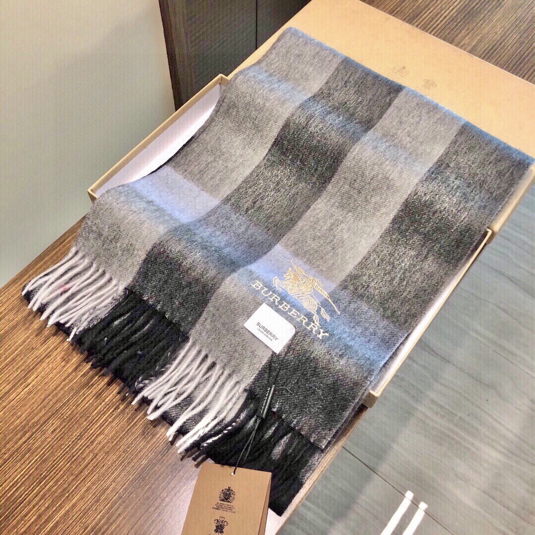 爆款大量现货 放心上图 巴宝利国际品牌时尚男士围巾上市。。✨霸气休闲为一体[鼓掌][鼓掌]顶级羊绒+精细