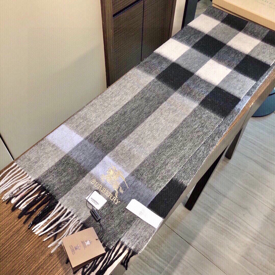 爆款大量现货 放心上图 巴宝利国际品牌时尚男士围巾上市。。✨霸气休闲为一体[鼓掌][鼓掌]顶级羊绒+精细