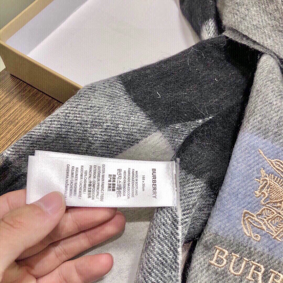 爆款大量现货 放心上图 巴宝利国际品牌时尚男士围巾上市。。✨霸气休闲为一体[鼓掌][鼓掌]顶级羊绒+精细